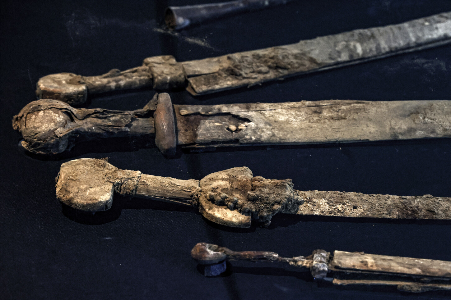 Arqueólogos encontram quatro espadas romanas